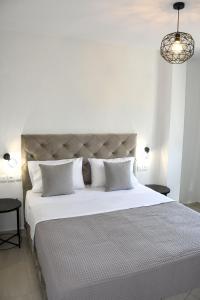 Postel nebo postele na pokoji v ubytování Theano Luxury Suites Nikiti