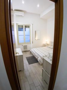 una camera con letto e un bagno con finestra di FLAT 54 - New Opening a Roma