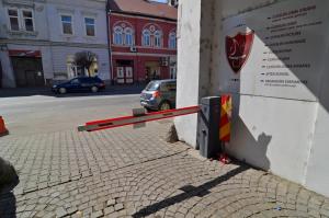 a sign on the side of a building on a street at Apartament 12 Central in Târgu-Mureş