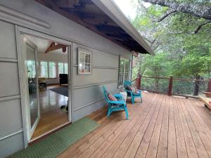 オースティンにあるThe River Road Retreat at Lake Austin-A Luxury Guesthouse Cabin & Suiteのギャラリーの写真