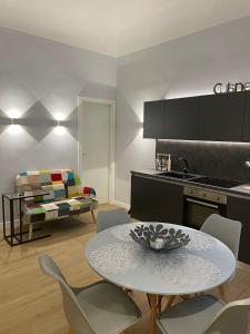 eine Küche mit einem Tisch und Stühlen im Zimmer in der Unterkunft Luna&Sole Oreste Apartments - Self check-in in Bari