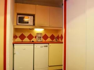 ベラントルにあるAppartement Bellentre, 3 pièces, 6 personnes - FR-1-329-15の小さなキッチン(冷蔵庫、電子レンジ付)