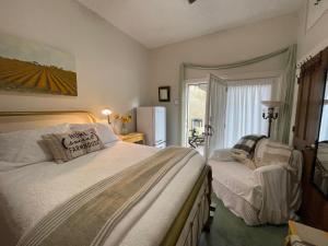 Cama o camas de una habitación en The River Road Retreat at Lake Austin-A Luxury Guesthouse Cabin & Suite