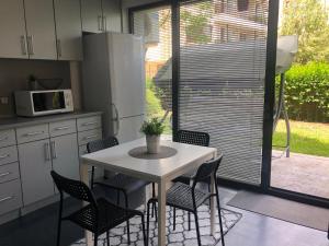a kitchen with a table and chairs and a window at Sarafovo Beach Apartment mit Terrasse in Burgas