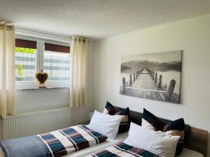 a bedroom with two beds and a picture of a bridge at " Sunshine am See " in Friedrichshafen