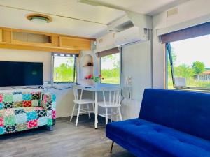 ein Wohnzimmer mit einem Sofa und einem Tisch in der Unterkunft Caravans 10 min to Tsonevo Lake & 35 min to Black Sea 