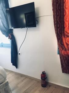 een tv op de hoek van een muur met een brandkraan bij DIONI 2 in Chania