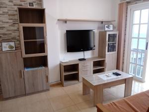 TV a/nebo společenská místnost v ubytování Casa Herrera