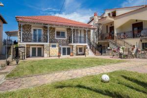 una casa con un balón de fútbol en el patio en Lena Apartments II en Limenaria