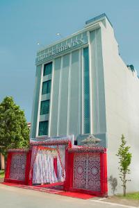 un edificio con puertas rojas delante de él en Hotel Hira Inn-10mins From Railway Station & Bus Station, en Allahābād