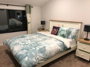 - une chambre avec un lit et une fenêtre dans l'établissement Auckland Cornwall Park holiday Home, à Auckland
