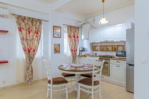 eine Küche und ein Esszimmer mit Tisch und Stühlen in der Unterkunft Morsky in Năvodari
