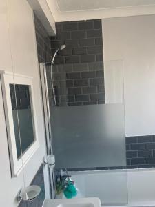 Phòng tắm tại Eastbourne Town centre Maisonette apartment +26 ảnh