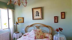 a bedroom with a bed with pink sheets and flowers at Casa de Pepa en Ribadeo in Ribadeo