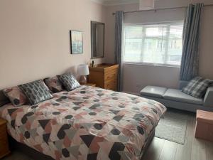 Eastbourne Town centre Maisonette apartment tesisinde bir odada yatak veya yataklar