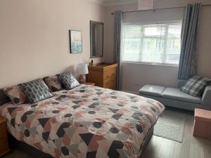 Giường trong phòng chung tại Eastbourne Town centre Maisonette apartment