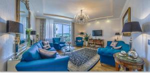 Televízia a/alebo spoločenská miestnosť v ubytovaní B&P Maine Street Apartments