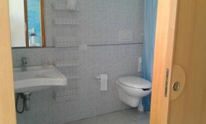 トッレ・スーダにあるSalento SeaHouseのバスルーム(洗面台、トイレ付)