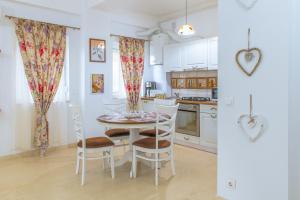 eine Küche und ein Esszimmer mit Tisch und Stühlen in der Unterkunft Morsky in Năvodari