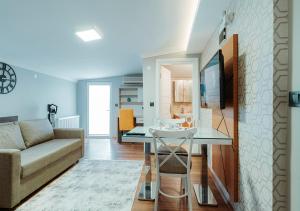 A television and/or entertainment centre at Umut Apartments