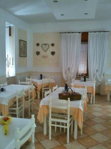 A restaurant or other place to eat at Albergo Delle Fonti