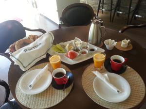 una mesa con platos de comida y tazas de café en To Portego tis Anatolis en Néa Péramos