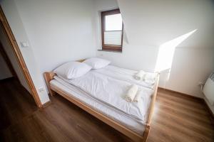 Un pat sau paturi într-o cameră la Prowincja Tatra Cottages