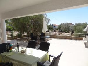 Balkón nebo terasa v ubytování Modern island apartment with pool 80 meters from the sea A
