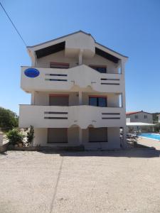 Bazén v ubytování Ilsad apartments - Apartment with pool 80 meters from sea - Great location nebo v jeho okolí