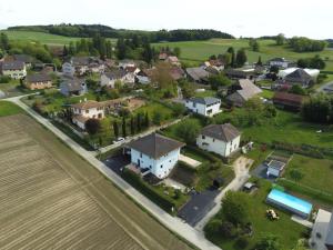 una vista aerea di un villaggio con case e un campo di Maison d'hôtes Bleu Cudrefin a Cudrefin