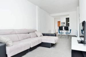 O zonă de relaxare la COSY WELL SITUED APARTMENT WITH SEA VIEW