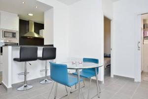 Kuchyň nebo kuchyňský kout v ubytování COSY WELL SITUED APARTMENT WITH SEA VIEW + 9 fotografií