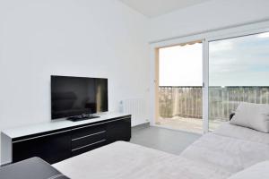 Postel nebo postele na pokoji v ubytování COSY WELL SITUED APARTMENT WITH SEA VIEW