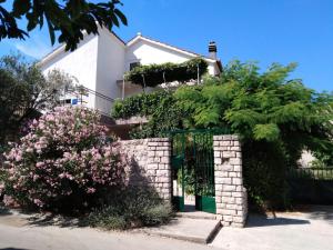 a house with plants on the side of it at Apartman Maja in Vodice