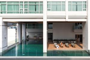 バンコクにあるジャスミン 59 ホテル バンコク (Jasmine 59 Hotel Bangkok)のプールのある建物の外観
