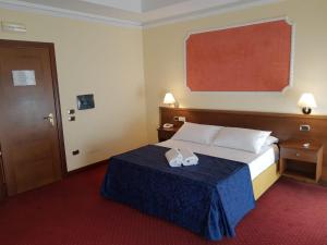 ein Hotelzimmer mit einem Bett mit zwei Handtüchern darauf in der Unterkunft Hotel Antiche Terme Benevento in Benevento