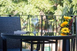 una copa de vino encima de una mesa en Kinghurst, City Apartment, en Lusaka