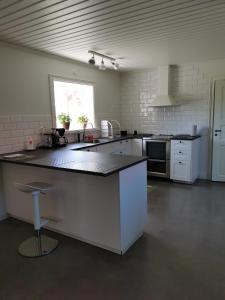 A kitchen or kitchenette at Idyllisk nybyggd stuga på Sollerön.