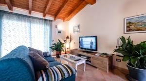 TV a/nebo společenská místnost v ubytování Casa Vacanze " IS MERIS "