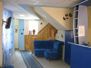 クラヨーヴァにあるHostel Sportの病院内の青い椅子付待合室