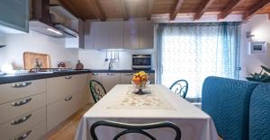 Kuchyň nebo kuchyňský kout v ubytování Casa Vacanze " IS MERIS "