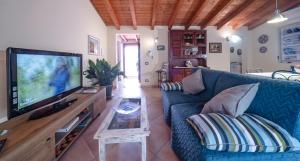 TV a/nebo společenská místnost v ubytování Casa Vacanze " IS MERIS "