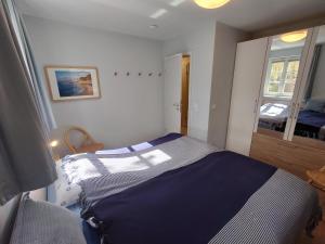 a bedroom with a bed and a window in it at Strandmuschel in Zingst