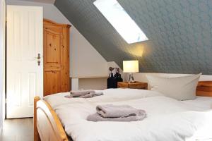 a bedroom with two beds with towels on them at Lieblingshaus Fiete in Prerow
