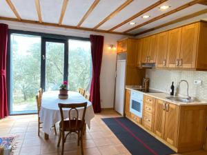 Kuchyň nebo kuchyňský kout v ubytování Lamin House