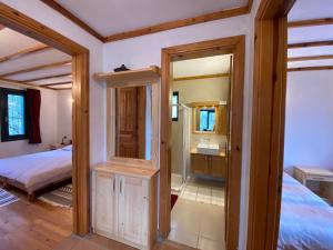 Postel nebo postele na pokoji v ubytování Lamin House