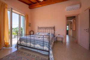 1 dormitorio con cama y ventana grande en Villa Clara few km from the sea - Happy Rentals en Pietrasanta