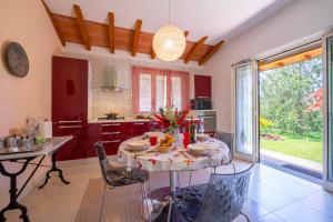 cocina con mesa y sillas en una habitación en Villa Clara few km from the sea - Happy Rentals en Pietrasanta