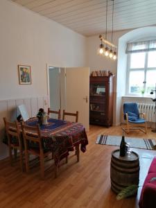- un salon avec une table et des chaises dans l'établissement Rüstzeitenheim Sonnenschein, à Saalburg
