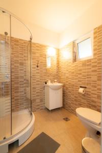 Koupelna v ubytování Casa Adrian + 28 fotografií